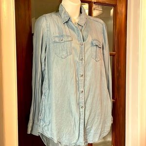 💰3/$25 ❤️ Ardene chambray button down shirt with side pockets - side medium